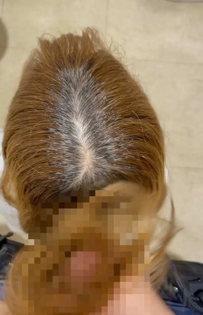 綺麗な茶髪、金髪ロングヘアで髪コキ...