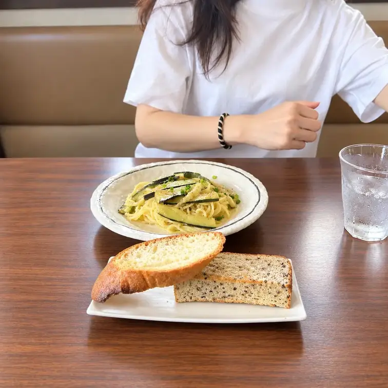 「今日、午後半休なんです」