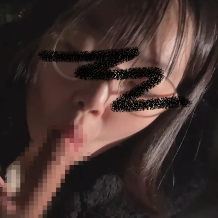眼鏡っ子。素人の下品なフェラがエロ過ぎる。