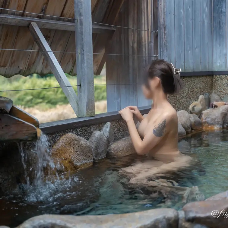 山陰の貸し切り露天風呂でまったりと湯に浸かるギャルママ。