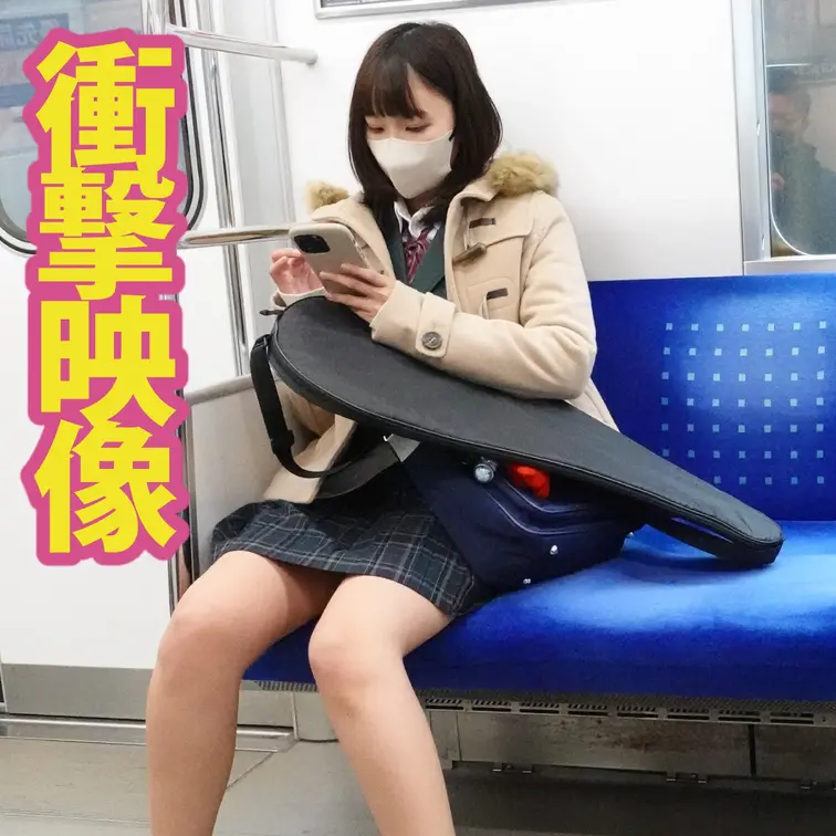 いい獲物を発見しました。
緑色のブレザーを着たテニス部らしい子です。
この日は少し肌寒くコートも着ていました。
