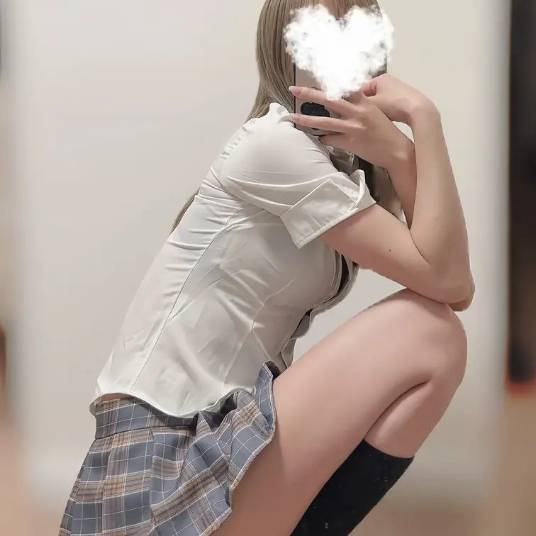 制服がはだけていく姿、見てみてね