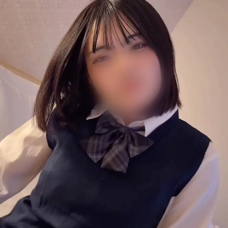 超童顔の18歳高◯中退ちゃんが陰のある瞳で中出しと顔射される完全顔出しハメ撮りシーン。制服姿で喘ぐ表情と白く染まる顔がエロティックに映るサムネイル画像。