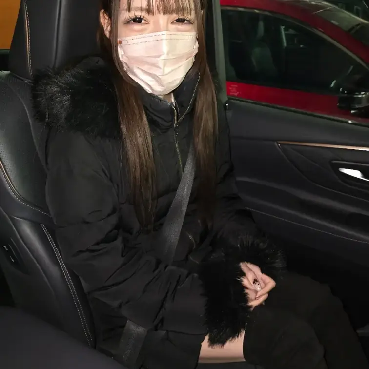 美人受付嬢とドライブ中の車内で生フェラからの大量口内射精！

