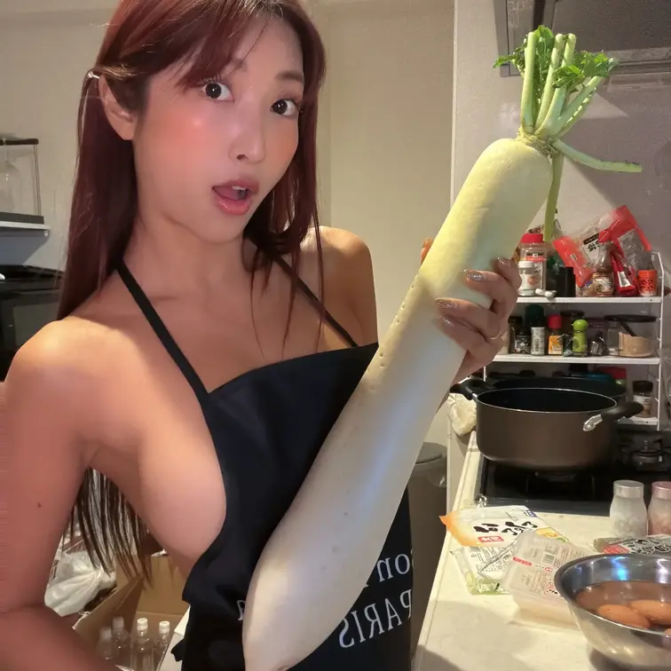 裸エプロンで彼女が料理して待っててくれてたら？どうする❤️