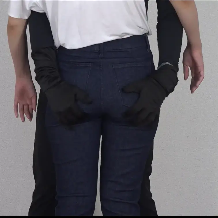  ■衣装、備品:
 ⚫︎スキニー ジーンズ（ライトブルー）  モデルさんが普段穿いてるものよりも2サイズ程度小さいもの