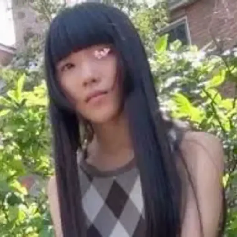 【露出】小っちゃな彼女とおじさんの初めての経験‼
とっても可愛い「リアルドール」な彼女と公園でお話しました。
腰まで伸びた綺麗な黒髪、
身長は140cm代と可愛らしく上目遣いで見てくるんです。
貧乳、パイパンで何でも言う事を聞いてくれる「ピュア」な心の持ち主。
お外でおじさんとキス、おっぱいとおまんこも見せちゃいます。
あまり外でやっているといけないので、部屋の中に。
おじさんのデッカイチンポを小さなお口で頬張っている姿は圧巻‼
ギシギシと音が出るくらい、きついマンコにおじさんの巨根を押し込みピストン。
顔を歪めながら馴染んでくると吐息が漏れる。
いや～マジ、可愛かったですよ。
収録時間/61:43

【注意事項】
※出演者は１８歳以上であることを身分証で確認しております。
※法律や条例に違反することは一切行っておりません。
※本作品は、公開する事を目的に作られたオリジナル動画です。
※二次使用、譲渡、転載、転売等は禁止します。 (1/2)