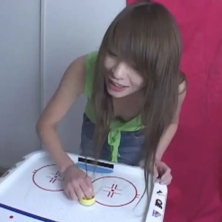 エアホッケーに夢中になってる素人さんの胸チラ　その８
エアホッケーに夢中になっている素人さんの胸チラを激撮！無防備にさらけ出された胸元はとんでもなくエロいですよね！見られているとも知らず、ゲームに夢中の素人さん。こちらはエロいことしか考えていない…。そのギャップがまた良いですよね！ (1/2)