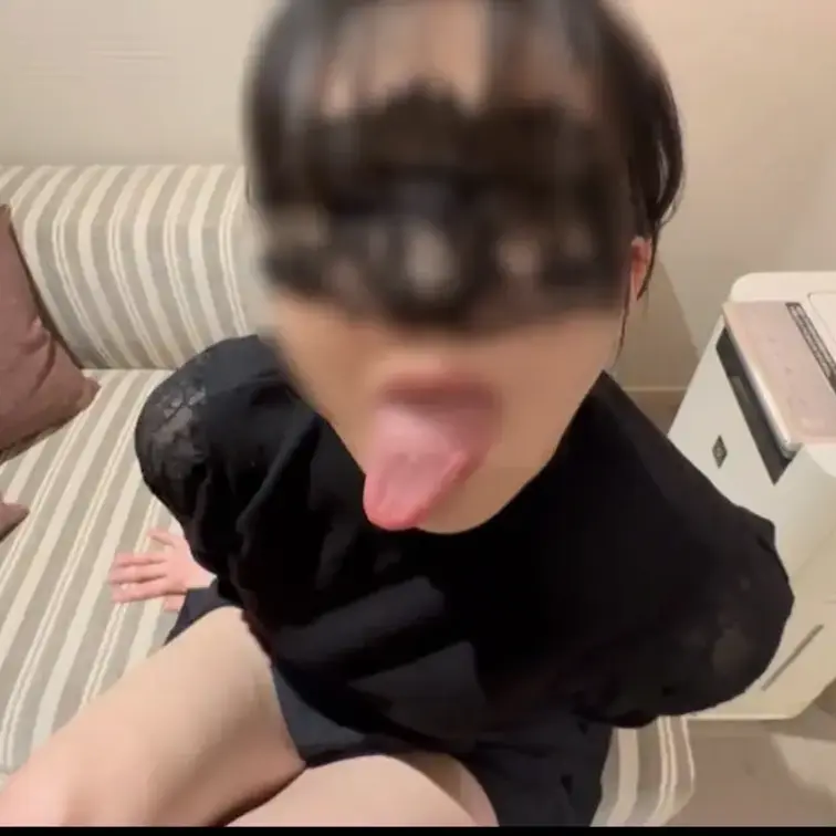 ニーハイ、ショートブーツ、舌ベロM男挑発動画
