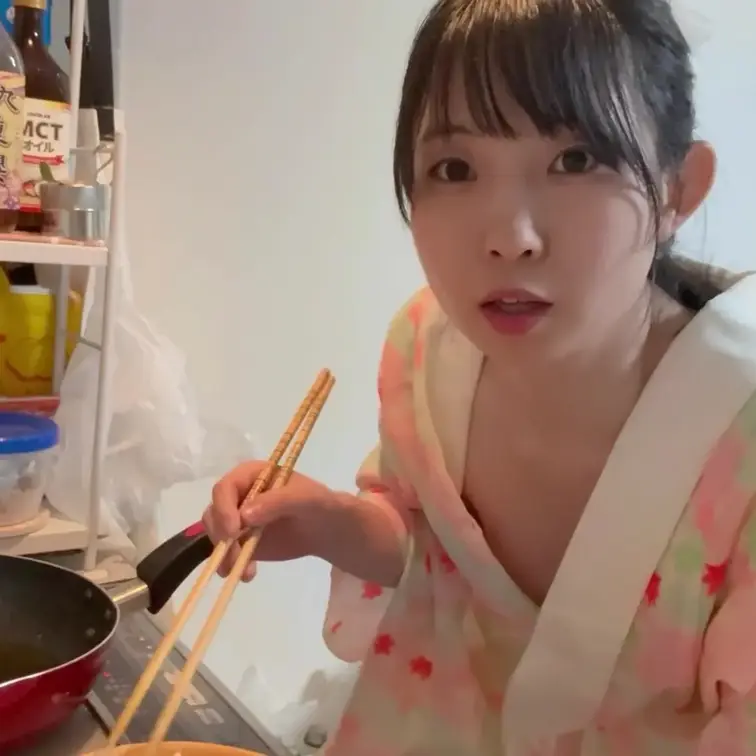 セクシーな着物を着て、天ぷらを揚げます。
おっぱいをチラ見せしています。

こちらはサブスク加入者のみ見れる動画と