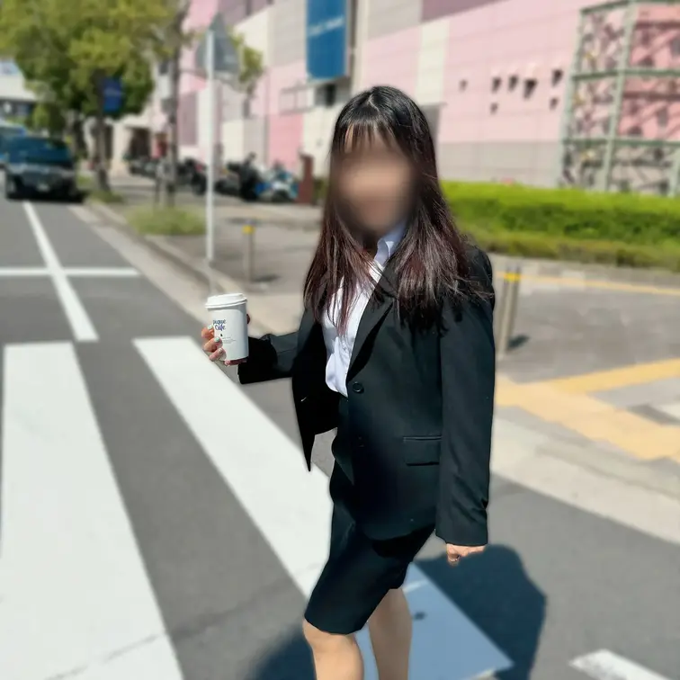 ほぼ毎日一緒に車で外回り

「ボタン外して」って言うと

『はぁ…外から見えるんですけど…』

と呆れながら