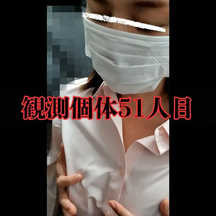 乗車記録-観測51人目 掲示板に刻まれた渇望…ピンクのYシャツと黒タイトの熟年個体

観測51人目。
今回は「能動的な誘導」による記録である。
某掲示板に投下された、日常に飽き足らない熟年個体による切実な書き込み。
刺激を求めるその呼びかけに呼応し、指定された刻限、指定された地点へと向かった。
ピンクのシャツに黒のタイトスカート、そしてブランドバッグ。
記号通りの姿で現れた彼女を、我々が「観測」という名の悦楽で満たしたドキュメント。

■ 観測メモ
【マッチングの成立】
デジタル上の呼びかけから、物理的な接触へ。
数時間の追跡を経て、彼女の背後に漂う「枯渇した欲望」を確信。
熟れきったその果実を、予定通り密室へと導く。

【再編される感度】
長らく異性の干渉を拒んできたかのような、潤いを欠いた肌質。
しかし、我々の「洗練された手技」が加わることで、眠っていた機能が急速に再起動していく。

【摩擦と破損の記録】抵抗と受容が混ざり合う中、その象徴であるタイトスカート内の薄膜（パンスト）を損壊。
肌が直接外気に触れ、指先との間に熱が発生した瞬間、彼女の虚勢は完全に崩壊した。

【事後の余韻】
観測終了後、現実へと引き戻された彼女は、羞恥心を隠すように足早に雑踏へと消えていった。


■ 運営の独り言
評価：★★★
総評：今回は趣向を変えて、掲示板の「依頼」に応える形での観測。
熟年離婚を経験し、刺激に飢えているという背景が、その肌の質感や、
触られた時の過剰な反応にリアルに現れていた。協力者と一緒に、
お望み通りエロティックに弄り倒してあげたが、パンストを破った時のあの「ビクッ」とした反応……
あれは堪らない。派手さはないが、一人の女性が「女」を取り戻していく過程が克明に記録されている。 (1/2)