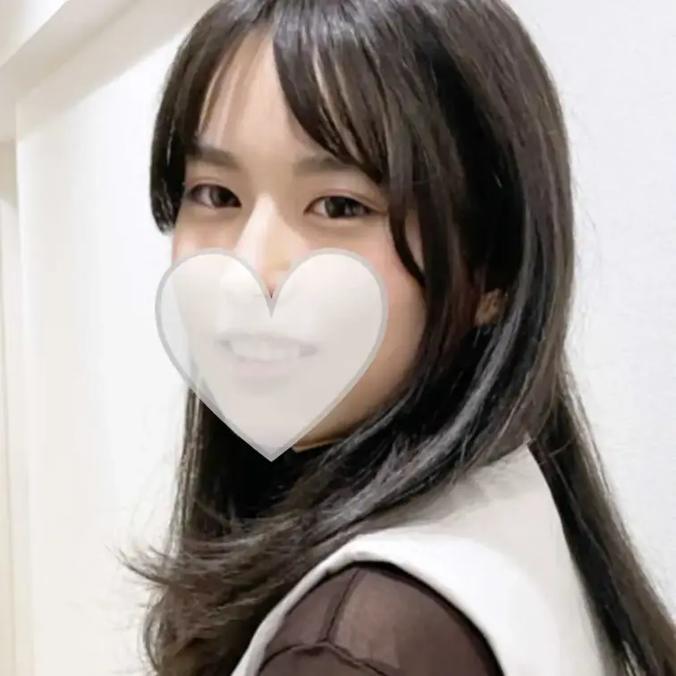 今回販売するのは、知り合いの仲介業者が持ち込んだ破廉恥映像です。
一昨年8月と昨年2月と今年3月に販売した作品と同じ仲介業者ですが、今回もまた別の営業マンが撮影した映像です。
このような行為が同じ会社内で蔓延していたと思うと恐ろしいばかりです。以下、紹介文です。

-----------------------------------------------------------
私たち不動産仲介業者の間では、かわいい女性入居希望者との連絡先交換は当たり前、物件案内中の性行為を自慢し合うことも日常茶飯事です。今回販売をお願いしたいのは、私のライバルでもある同期が私に対抗して撮影したものです。本人からの報告を載せておきます。

アプリからの申込者が若い女性の場合は、同じ地区担当の営業の中でも奪い合いとなる。今回は早い者勝ちで僕が担当することに。
カナダからの留学から戻ってきたばかりという某私立大に通う20歳。顔面偏差値は62くらい。
ピッタリとしたシースルーの上にゆとりのあるジャケットを羽織っているが、なかなかボリュームのある身体つきがソソる。
僕は変な小細工なしに、女性が背中を向けた瞬間に後ろから抱き着く戦法。抱き着いて揉んでみたら、揉み甲斐のある柔乳は推定Hカップ。
だいたい途中で激しくこばまれたりすることが多かったり、撮影にまで頭が回らなかったりで、ここまできちんと撮れるのは珍しいと思う。同期の○○よりヌケる映像だと自負してる。