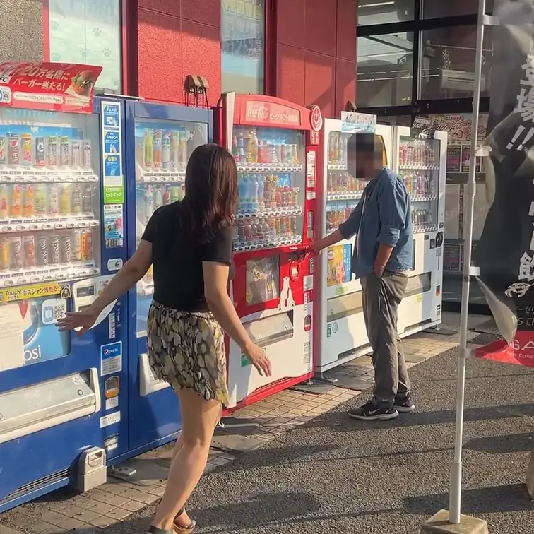 今回はアダルトショップにエッチしてくれそうな人を探しに行きました😆💕

店内には良さそうな人がいなかったので入口で待