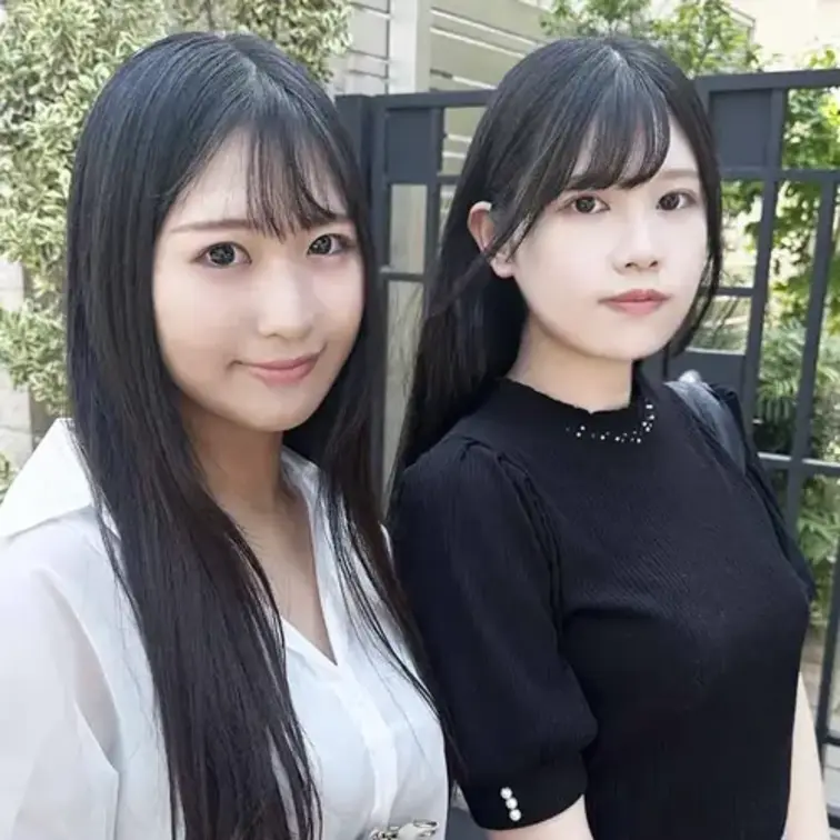 豊○区にある偏差値高めの私立大近くに出向いて、2人組の女子大生に声を掛けました。
一人は見るからに肉感的なアクティブな印象、もう一人は上品で知的な雰囲気の色白女子大生です。2人とも、黒髪のロングヘアに育ちの良さを感じます。
「すみませーん…。今って学校帰りとかですか？」
「（2人で笑いながら）…あ、はい」
「大学生？」
「はい…」
「オシャレですね2人とも」
「（2人で顔を見合わせて笑う）」
「どっか行くんですか？これから」
「あ、ご飯行きます…」
「何食べるんですか？」
「…ね（また顔を見合わせて笑う）」
「2人って、バイトとかしてます？」
「してるよね（顔を見合わせて）…一応」
「なんかガールズバーとかですか？」
「（笑いながら）そんなんじゃない…普通の」
「お給料は足りてます？」
「…（顔を見合わせて笑う2人）」
「いきなりなんですけど、この後時間どうですか？」
「いいお金払えるんじゃないかと思うんですけど」
「（顔を見合わせて）…どうしよう」
「1時間以内に終わらせます」
「（お互い苦笑しながら）1時間以内…」
苦笑いしながらも足を止めてくれた2人を、考えが変わらないうちに撮影場所に連れていきます。
場所は2人が通うキャンパス内の階段の踊り場。
遠くに同級生たちの声を聞きながら、奥手っぽい知的な色白のほうに生挿入して、Hカップはありそうな爆乳美○女のお尻にブッかけました。 (1/2)