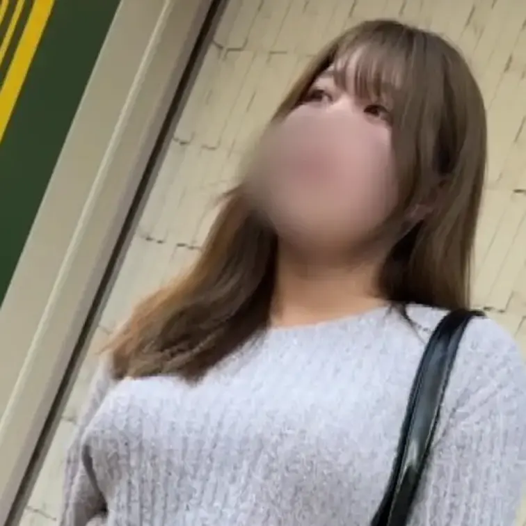 【みか24歳】待ち合わせ動画
服の上からでもわかる巨乳のおっとりしたかわい子チャン。
普通にマツ⚪︎ヨで働いてるレジ