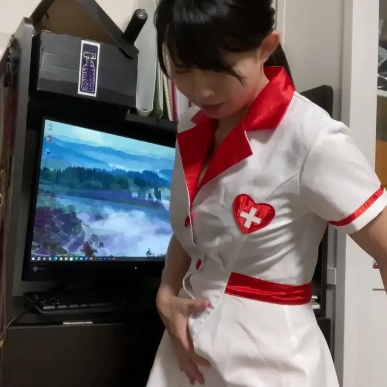 出産する姿を捉えたフィクション短編。
ナースまこの自宅で(疑似)出産動画です。