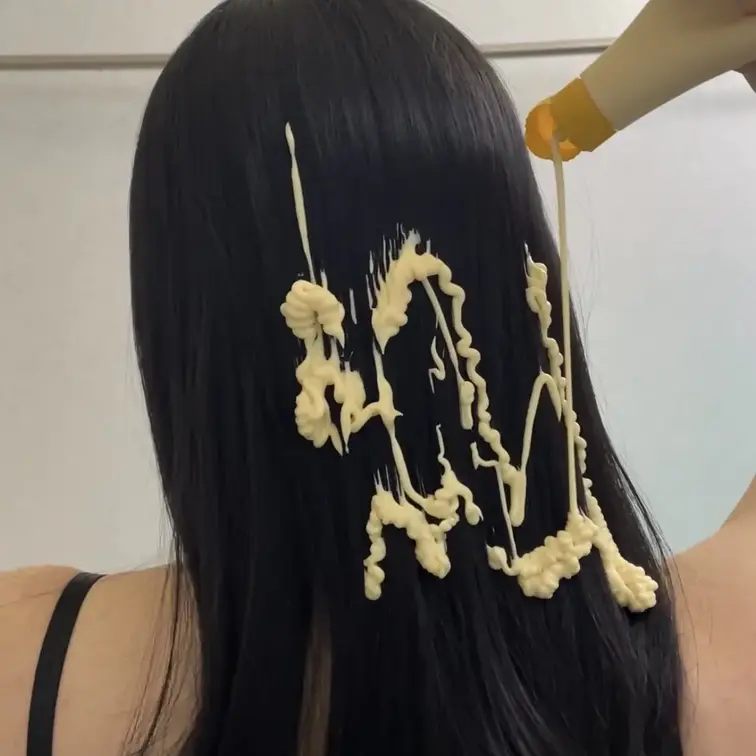 髪の毛にマヨネーズをぶっかけてベトベトにする動画です💗マヨネーズは匂いが残るから大変🥺野菜になった気分になる笑