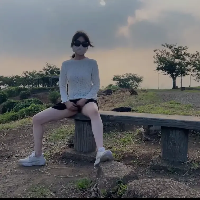 スカートの下はノーパンの女が公園のベンチに座ってオナニーする

「ちょっと 夕暮れ時の公園に来ました」

「とて