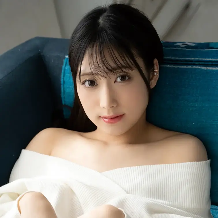 本作の主演は天音かんなちゃん!!
瑞々しい白肌にピュアな笑顔が弾ける美肌美乳のスレンダー美女だ!!
趣味はゲーム、特技はサイコロで良い目を出せるという、18歳で業界デビューを果たした期待の新星がREbecca初登場。
イメージビデオの撮影は初めてではあるが、持ち前の明るさを武器に前向きに向き合いその魅力をいかんなく発揮する。
あおの監督による入浴おっぱいインタビューでは撮影の感想や自己紹介に近況など様々な話題に答えてくれたぞ。
「今回は可愛い衣装がいっぱい着られて楽しかったです。下着も普段履いているTバックタイプでやりやすかった!!」と笑顔で語ってくれた。
あどけない瞳に宿るのは始まりの輝き、純真無垢の透明なときめきがそっとあなたの心に届く!!