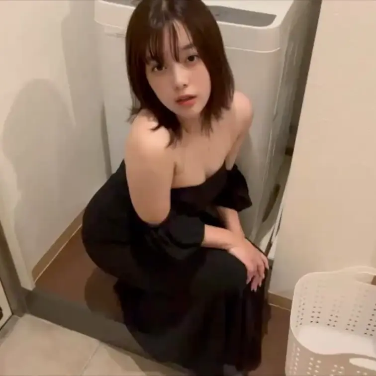 【ファン限定フル動画】🎁

パーティーから帰宅して玄関の鍵閉めてムラムラしちゃってドレスのままオナニーしちゃう女子大