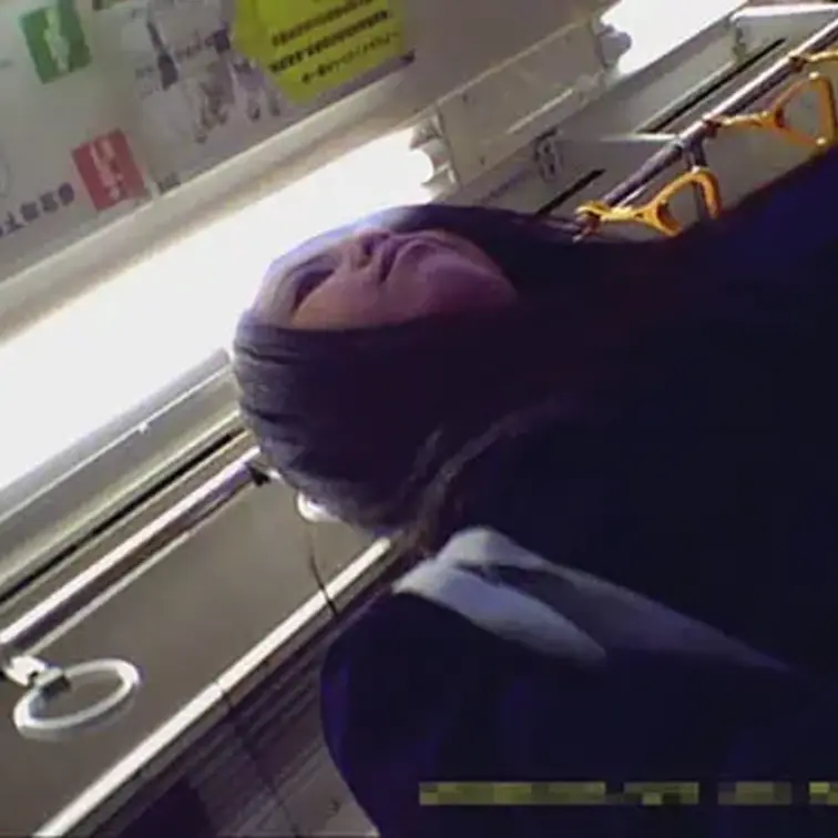 靴カメラ投稿者からの第二弾です。
たまたま隣に座ったカップル。男が座り、彼女が向かい合って立ち、吊革に捕まっておしゃべ