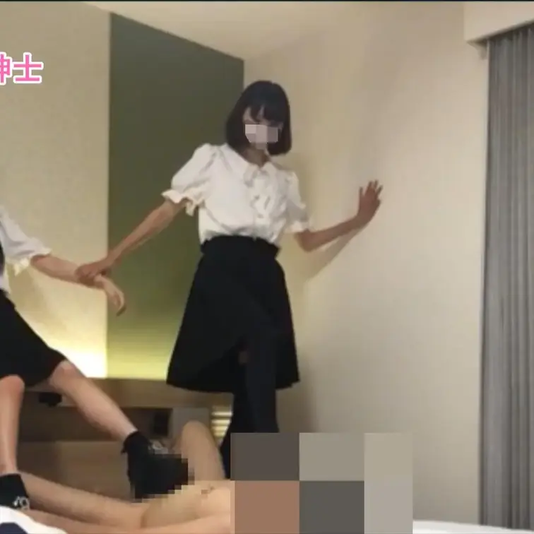 本編はマスク着用で一部のみ顔出し、地雷系美女二人組の頭靴コキ動画です！ 
低身長可愛い系の地雷系女子に靴コキをしていた