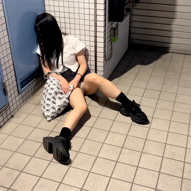 【渋谷で路上お持ち帰り 理想の可愛いZ世代ギャル OL系タイト超ミニ 白サテン生地の生パンティ】

道玄坂を登ってゆ