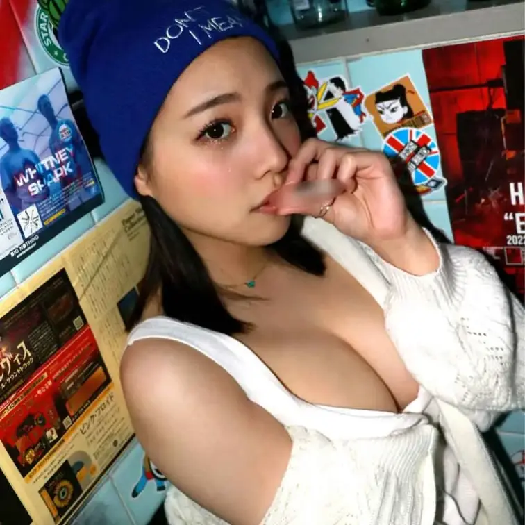 クラブで神乳ダンサーJDをナンパして、クラブのトイレでフェラせさちゃいました