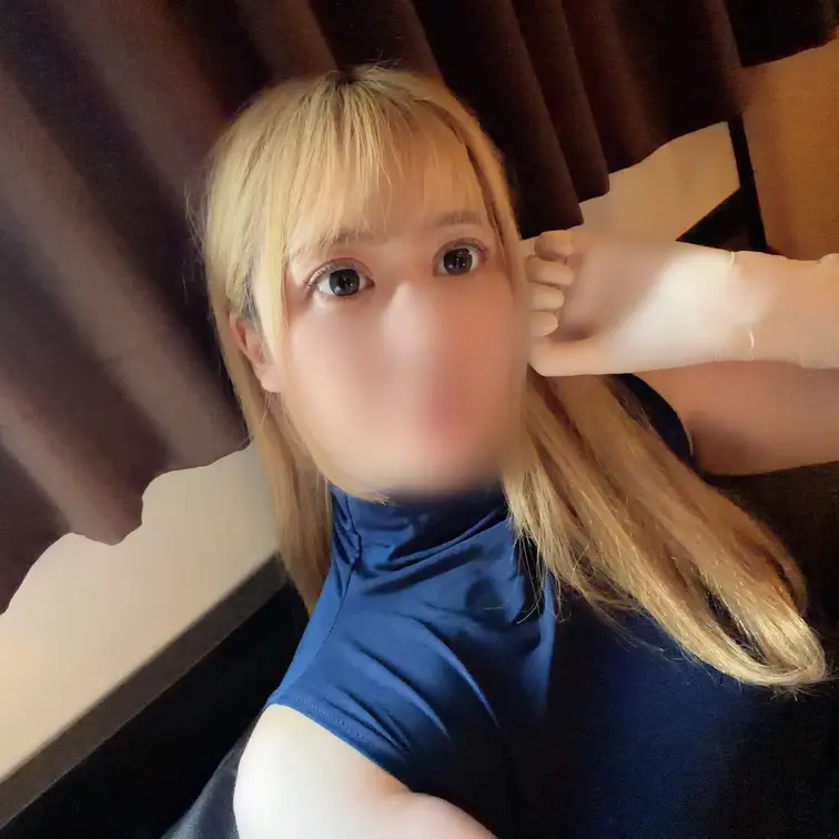 今回使用した手袋はファーストレイト パワーグローブ SSSサイズ パウダーフリーになります。
⚠️女の子は途中で衣装を脱いだりはしません。

【動画内容】
1.女の子が手袋をつける
2.男の上半身を触りながらDキス
3.唾液を手袋につけ男の乳首を手でいじりながら乳首舐め
4.男をホテルの部屋の入口前に立たせDキス、乳首舐め
5.男の下着を脱がしフェラ（別アングル2シーン）
6.場所をベッドに移しフェラ
7.手袋にローションをつける
8.ストッキングを履いた足で乳首をいじりながら手コキ
9.乳首舐め手コキで射精