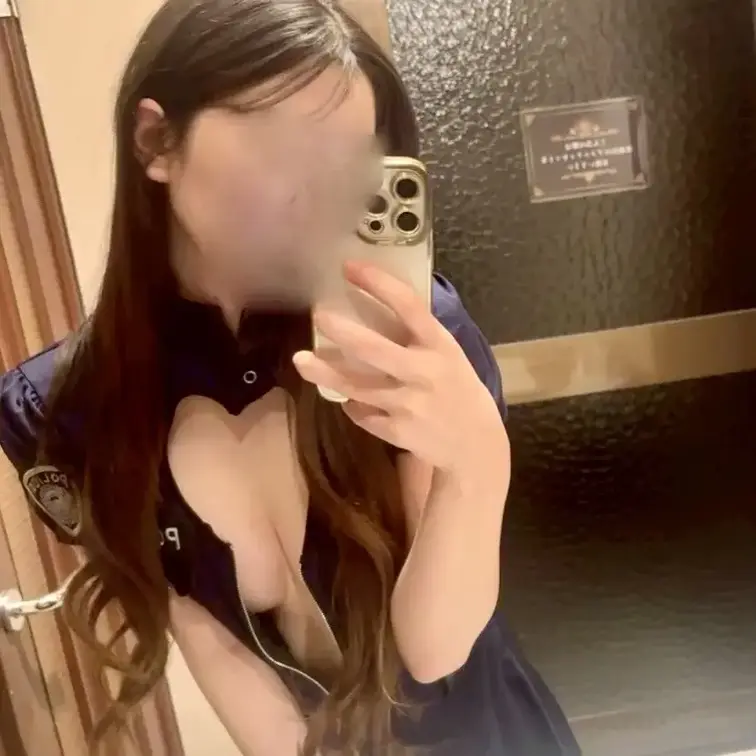 【個人撮影】
撮影の衣装合わせのはずが、みおがポリスのコスプレを始めたことで空気が一変…。
「悪いことしたマネージャ