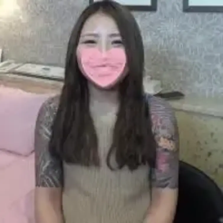 

【身バレ即削除】☆初撮り☆完全顔出し☆ワケあり♥黒髪清楚系美女はまさかのド派手な...でした♪キツマン美マンに濃