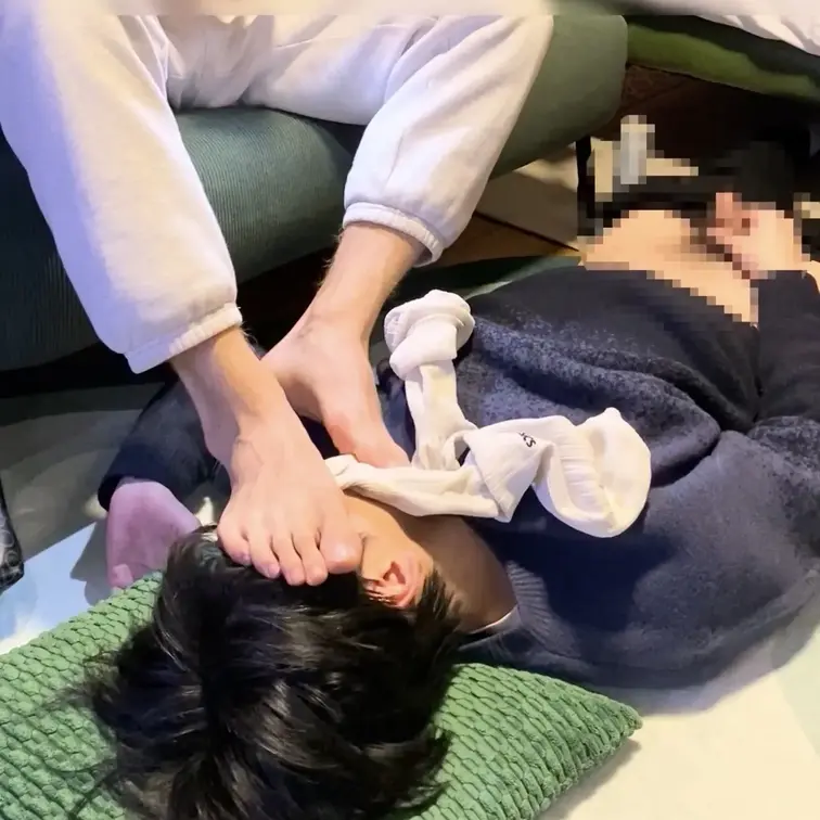 新年早々サカストを臭くして顔面に押し付けて興奮する大学生。足舐めて足コキされて喜ぶドM堕ち青年。