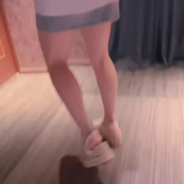 ミニスカ履いてホテル行ったらエレベーターの中で撮られちゃった🫣