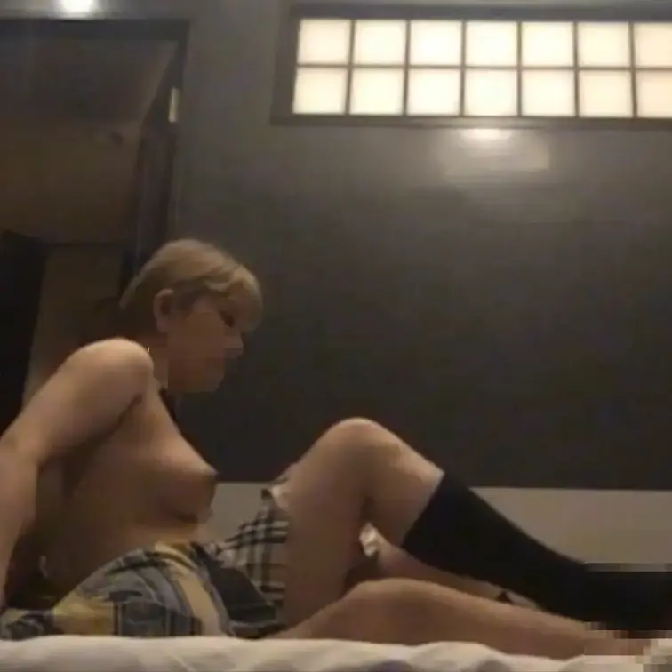 本編は完全顔出し、金髪美女れいかちゃんの足コキ動画です！れいかちゃんの制服コスプレ紺ソックス足コキエロすぎます。。。。
