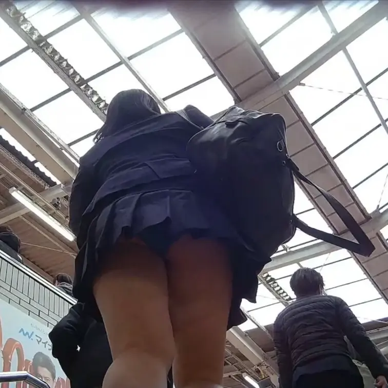 撮ってしまった27

黒髪ショートでむちむちしたお尻のミニスカK　この子また出会ってしまいました
今日は青の可愛い