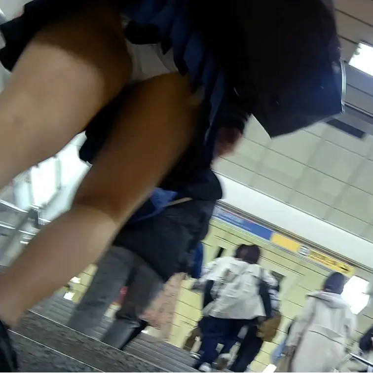 ホームでミニスカセーラーの子を見つけてしまった
本当にどうしてもセーラーはたまりません　ショートで成熟してない小柄な子