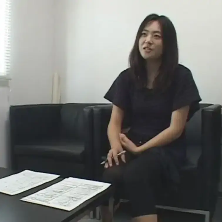地方都市名古屋でネット募集で来た本物ガチ素人さん。接客業をしているが、教員免許を持っているらしい。採用試験に受からず、教師にはなれなかったみたいで…ただ、年内に結婚するらしいのだが、略奪愛の末の結婚との事。新居も構え、新婚生活準備万端。彼とは付き合って５年。４１歳の妻子持ち…つい最近奥さんと離婚したみたいなのだが、驚く事に、今日、まさに今、離婚届けを出しに役所に行っているらしい！！もちろん彼は撮影の事など知らない！！なのに彼女は…女ってわかわない…恐ろしい生き物だ…