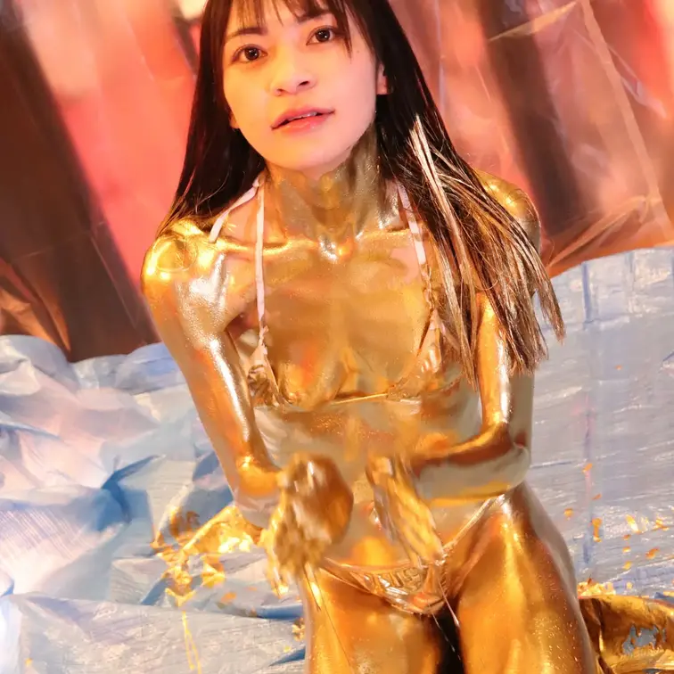 【腹筋美女の初金粉メッシー】
細身で綺麗に腹筋が割れている可愛い女の子が初めて金粉メッシーに挑戦してくれました！
セ