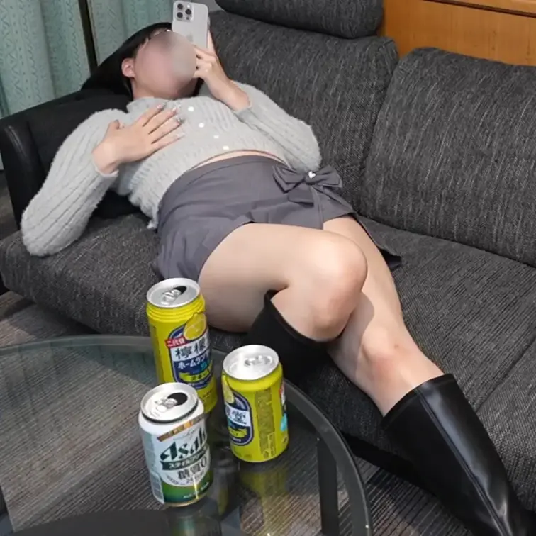 初完全顔出し🫣
出張でビジホ宿泊中にお酒飲んでたらムラムラして自分でしちゃいました🫣
生々しいオナニー行為で興奮して