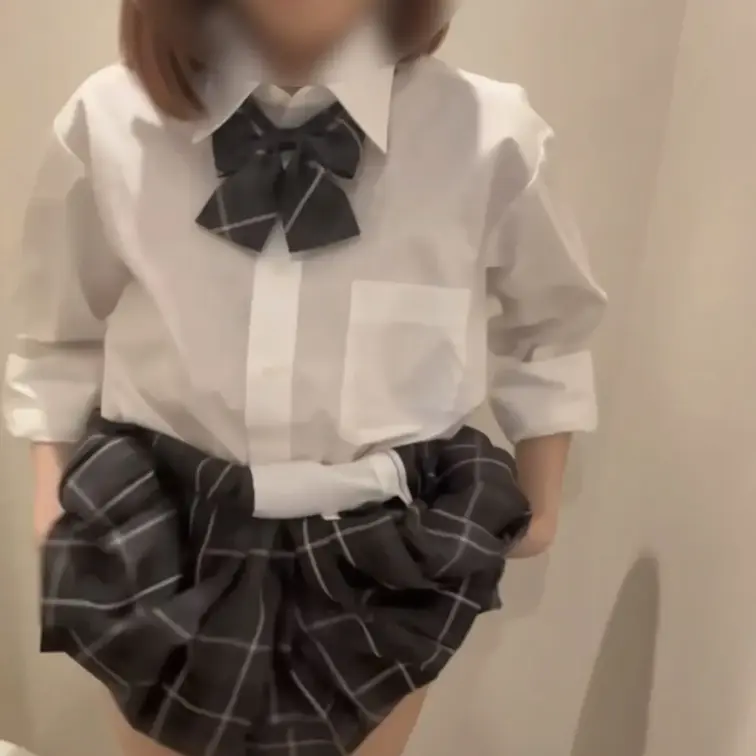 3日間限定販売
合法LOKちゃんが学校を卒業したので処女も卒業させてあげたました。身バレしてしまうため、本編でのみ顔を公開します。
【内容詳細】

卒業してから全然会ってなかった女友達から、急に「今日ヒマ？」って連絡がきた。

「久しぶりだし遊び行っていい？」って言われて、そのまま家で勉強したり、ダラダラすることに。

コンビニでジュース買って、適当にゲームしたり、学生の頃の黒歴史で笑ったり。

「まだそのゲームやってんの？」なんてツッコまれながら、気づけば時間があっという間。

久しぶりだったのに、昨日まで普通に会ってたみたいな空気。

「またヒマな日に連絡するわ。」

そう言って帰っていったけど、なんだかんだこういう時間が一番楽しいのかもしれない。身バレしてしまうため、本編でのみ顔を公開します。3日間限定販売の為、購入はお早めに。