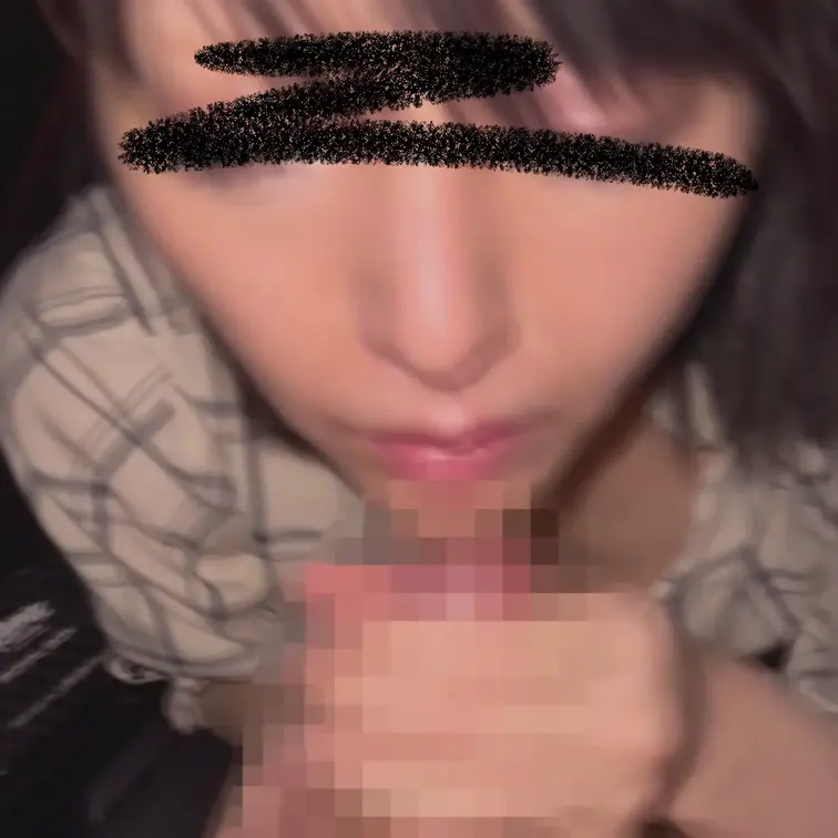 地雷系おねいさん、独特な雰囲気な女性。
声が可愛らしい。