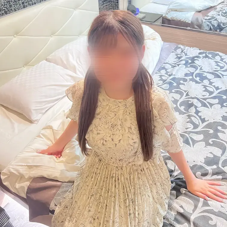 【本編完全顔出し】
居酒屋の隣の席で飲んでた20歳の女子大生二人組をナンパして、その片方の子をホテルにお持ち帰り成功✌