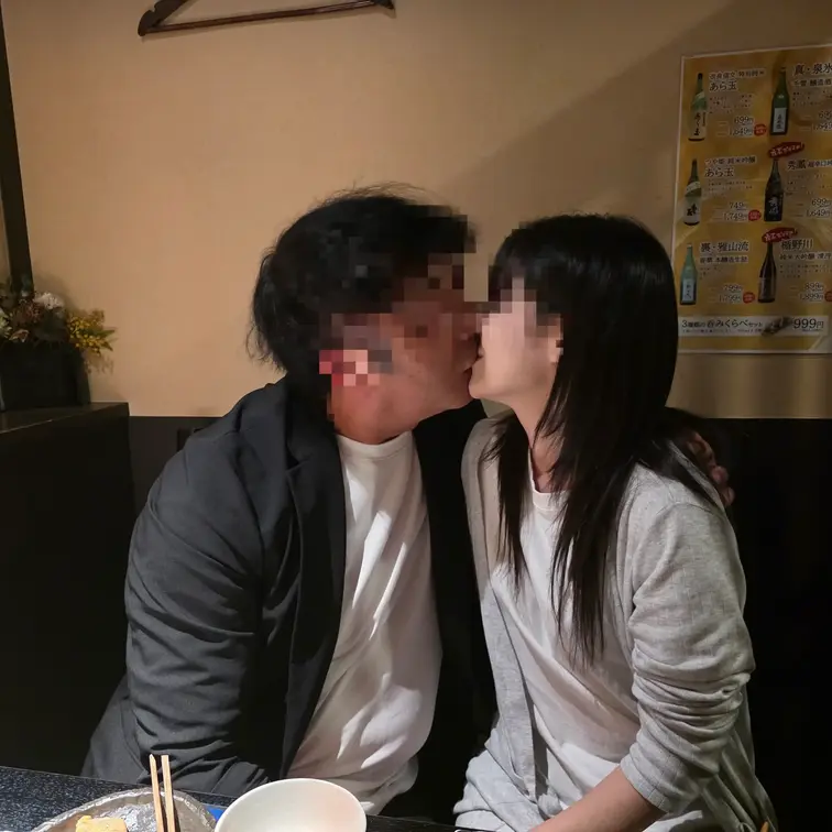妻のファンでいらっしゃる男性とお会いした時の様子をお楽しみ下さい。
個室居酒屋では私の前で何度もキスを交わしたり触ったりイチャイチャしながら飲みビジホでのお風呂シーンまで序章をお楽しみ下さい。