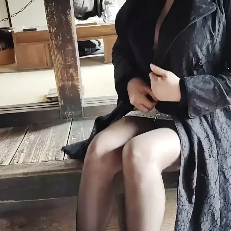 ♥️露出♥️タイムスリップ露出　黒パンスト熟女

民家に立ち寄りました
中で住人が話をしています
もう人形って分
