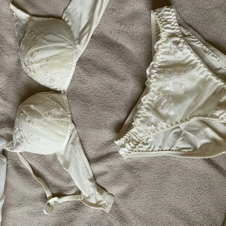 娘（21）の洗濯前上下セットを娘のベッドの上に広げてみました笑