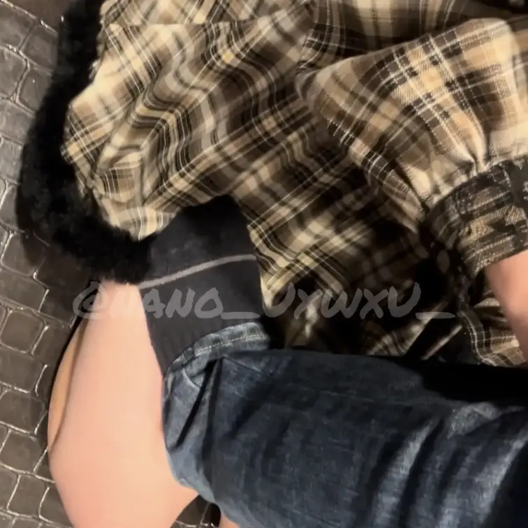 正座させられて、ごしゅじんさまは膝の上に立たれます♡♡
その間なのはオチンポ様の匂い嗅ぎながら耐えてますが、ごしゅじん