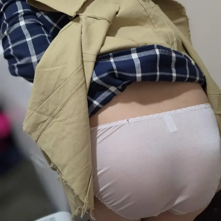 洗濯物を洗濯機から出そうとしている妻を撮影💕