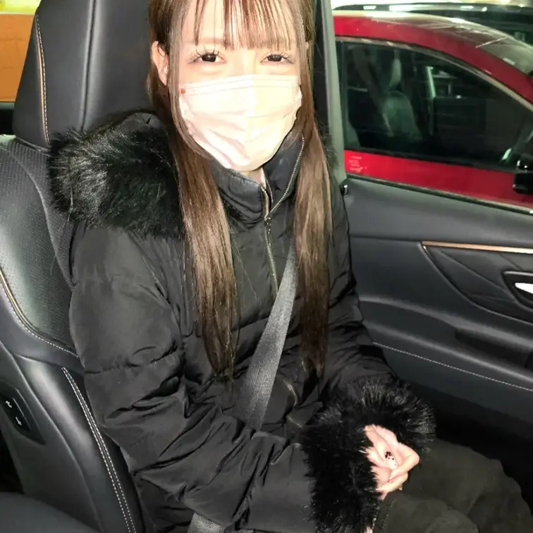 美人受付嬢とドライブ中の車内で生フェラからの大量口内射精！
