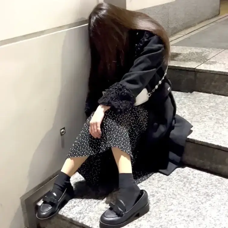 【深夜 超危険エリアに座り込み？！ 物静かそうなロングスカートお姉さんを丸裸】

赤色灯を回すパトカーの脇を無事に通